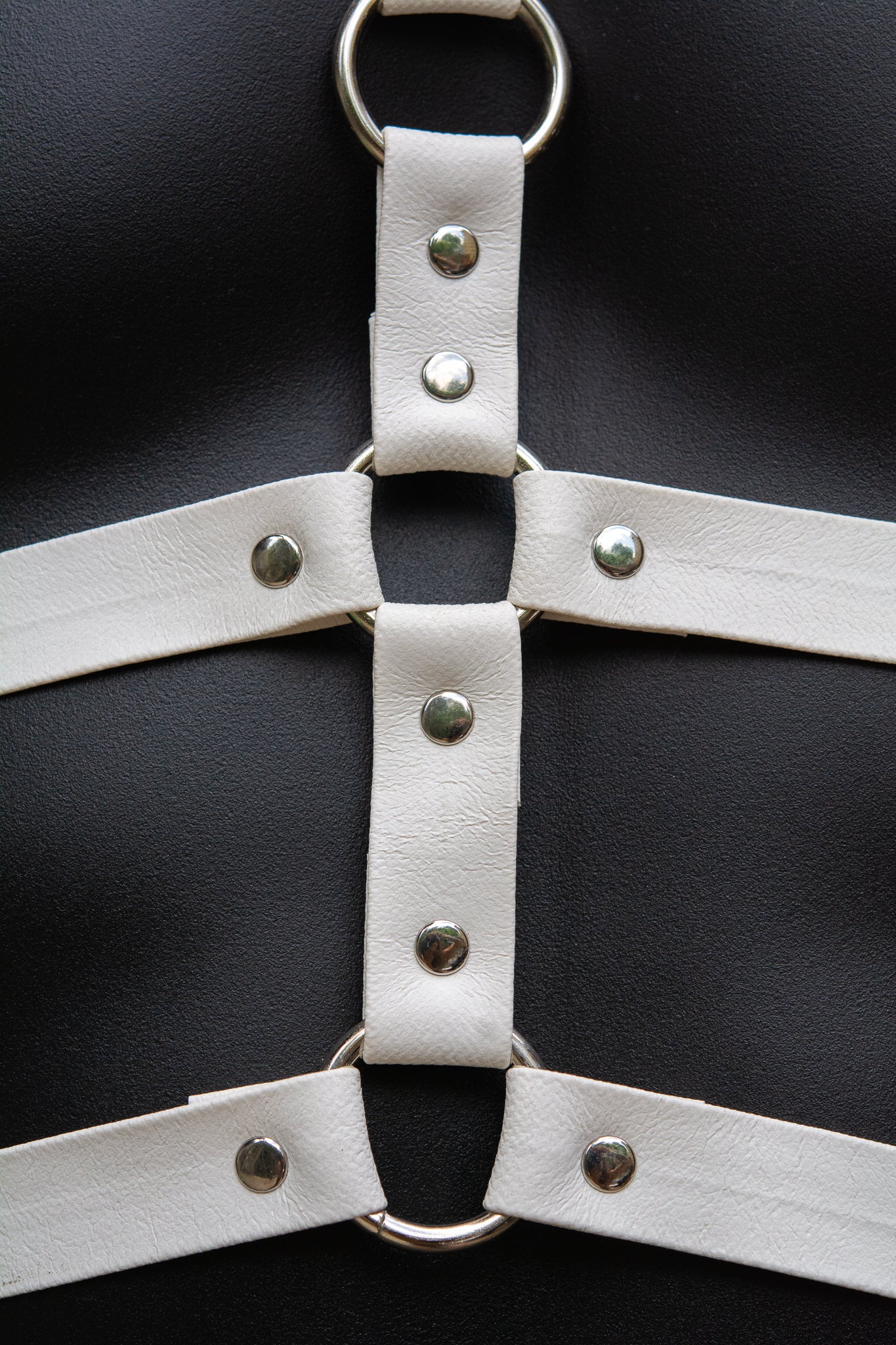 Harnais unisexe Morpheus en cuir végane blanc et chaîne en acier inoxydable