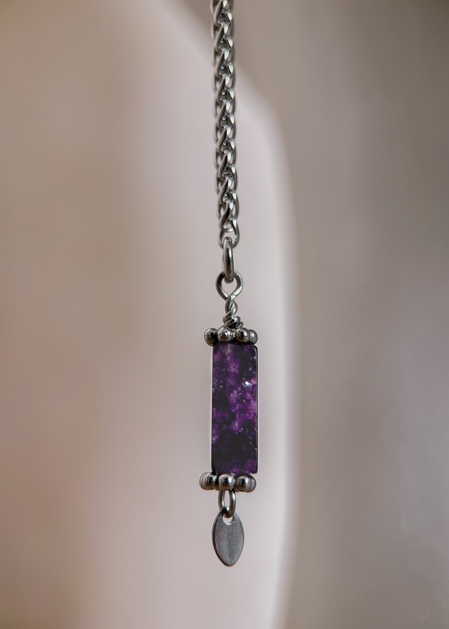 Bijou facial fluide en acier inox argenté avec extrémités en améthyste. Accessoire mystique minimaliste pour look boho ou rituel.