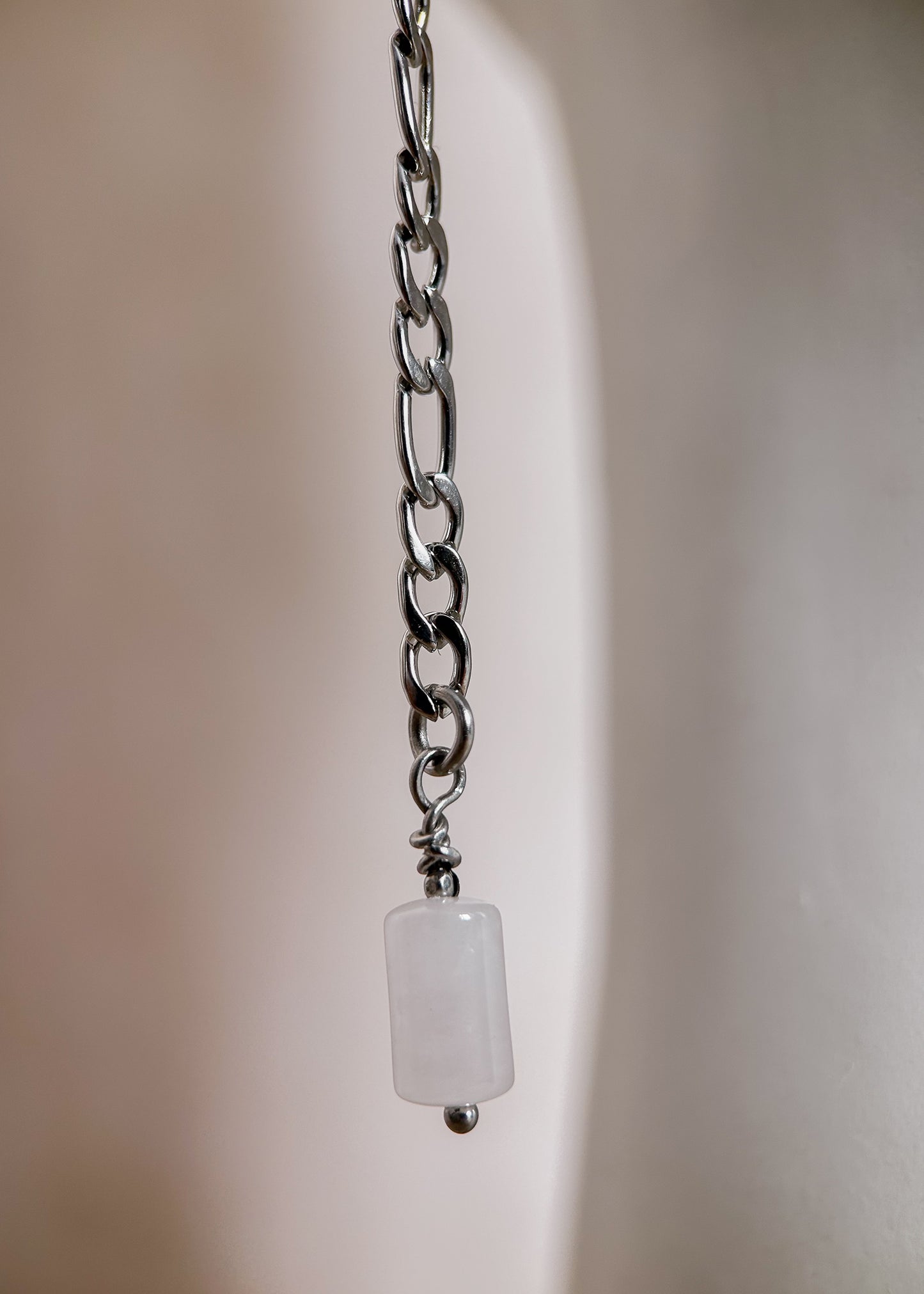 Bijou facial avec bridge en cristaux et quartz rose pâle. Accessoire lumineux, rituel ou romantique au style mystique. Bijou alternatif, festival, costume.