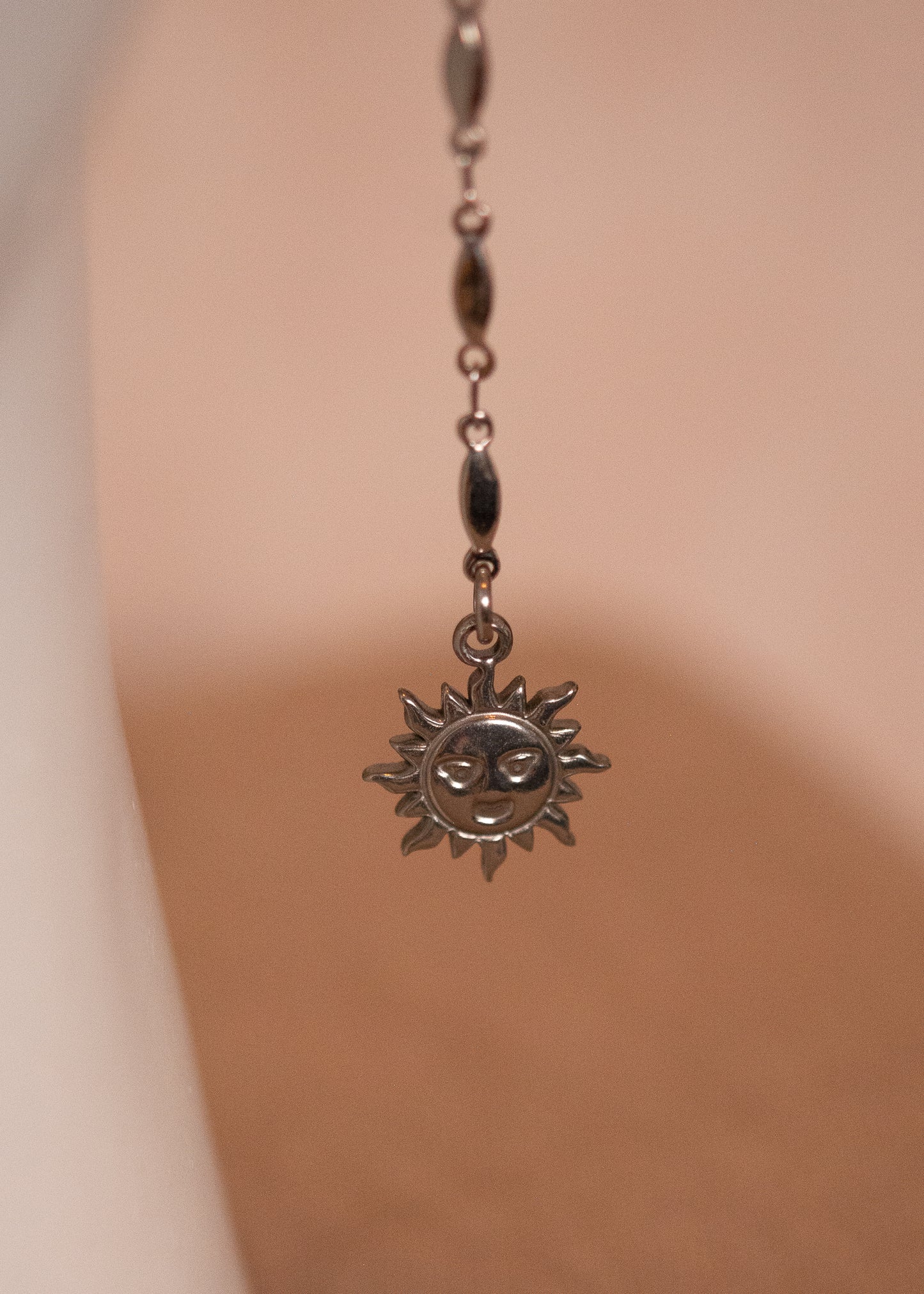 Chaîne de visage en acier inox avec charms soleils vintage. Bijou bohème et astral, contraste subtil entre lumière et métal froid. Bijou facila festival, costume, photoshoot.