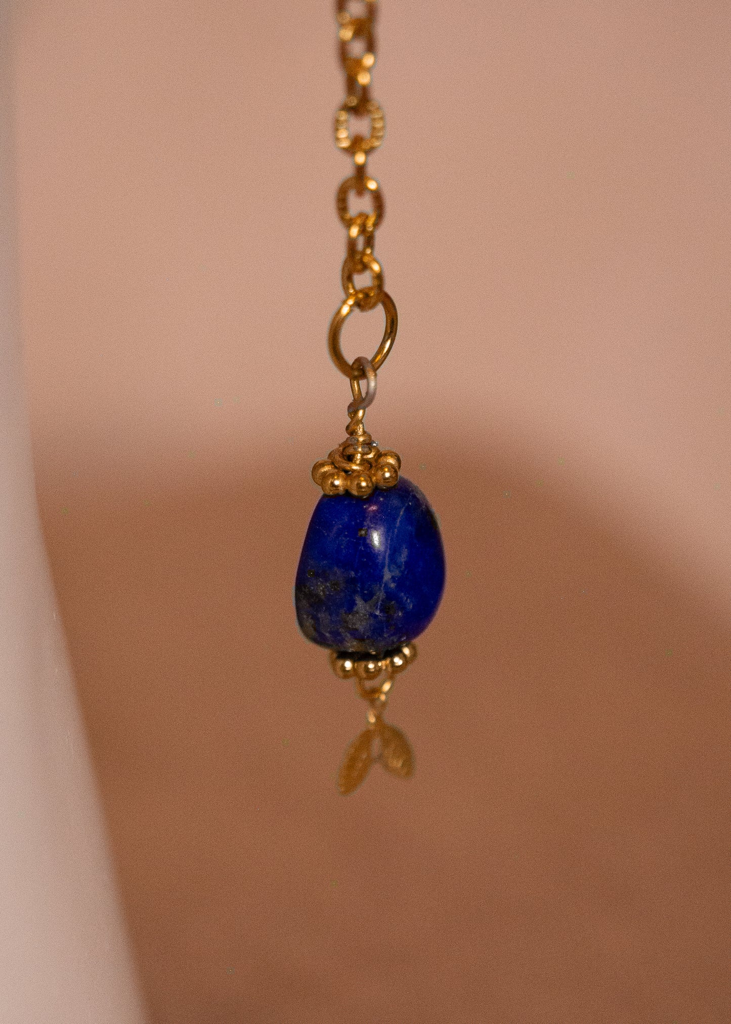Chaîne de visage dorée avec lapis lazuli. Bijou bohème et mystique, contraste bleu et or, inspiration orientale. Bijou facial, festival, boho chic.