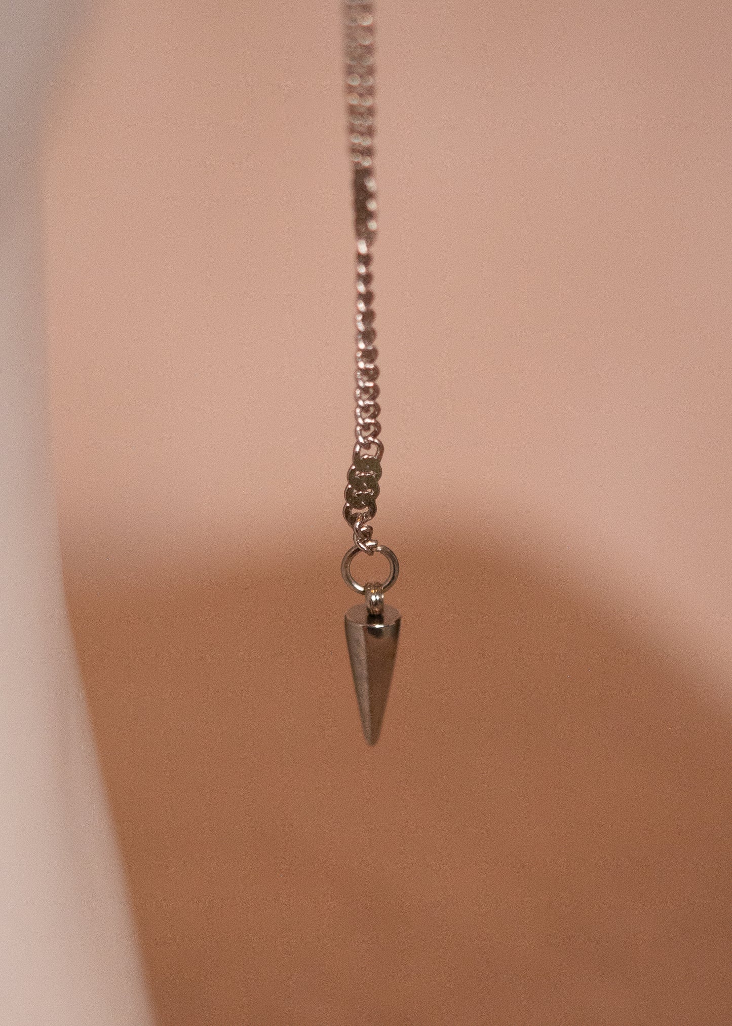 Chaîne visage fine argentée légère et délicate. Bijou discret, idéal look minimaliste mais original.