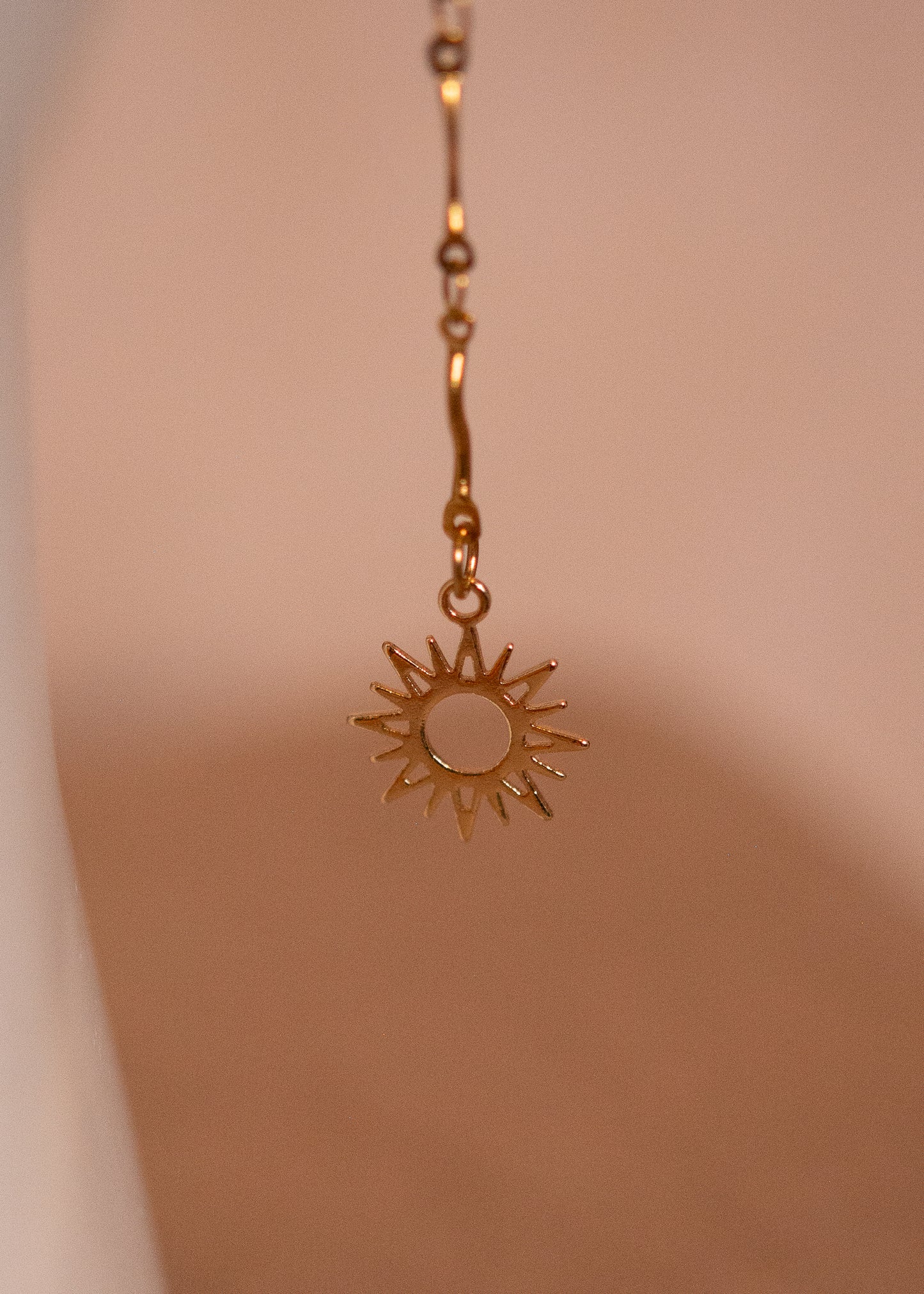 Chaîne de visage dorée fine en vaguelettes avec soleils. Bijou lumineux, look bohème chic et solaire, inspiration orientale.