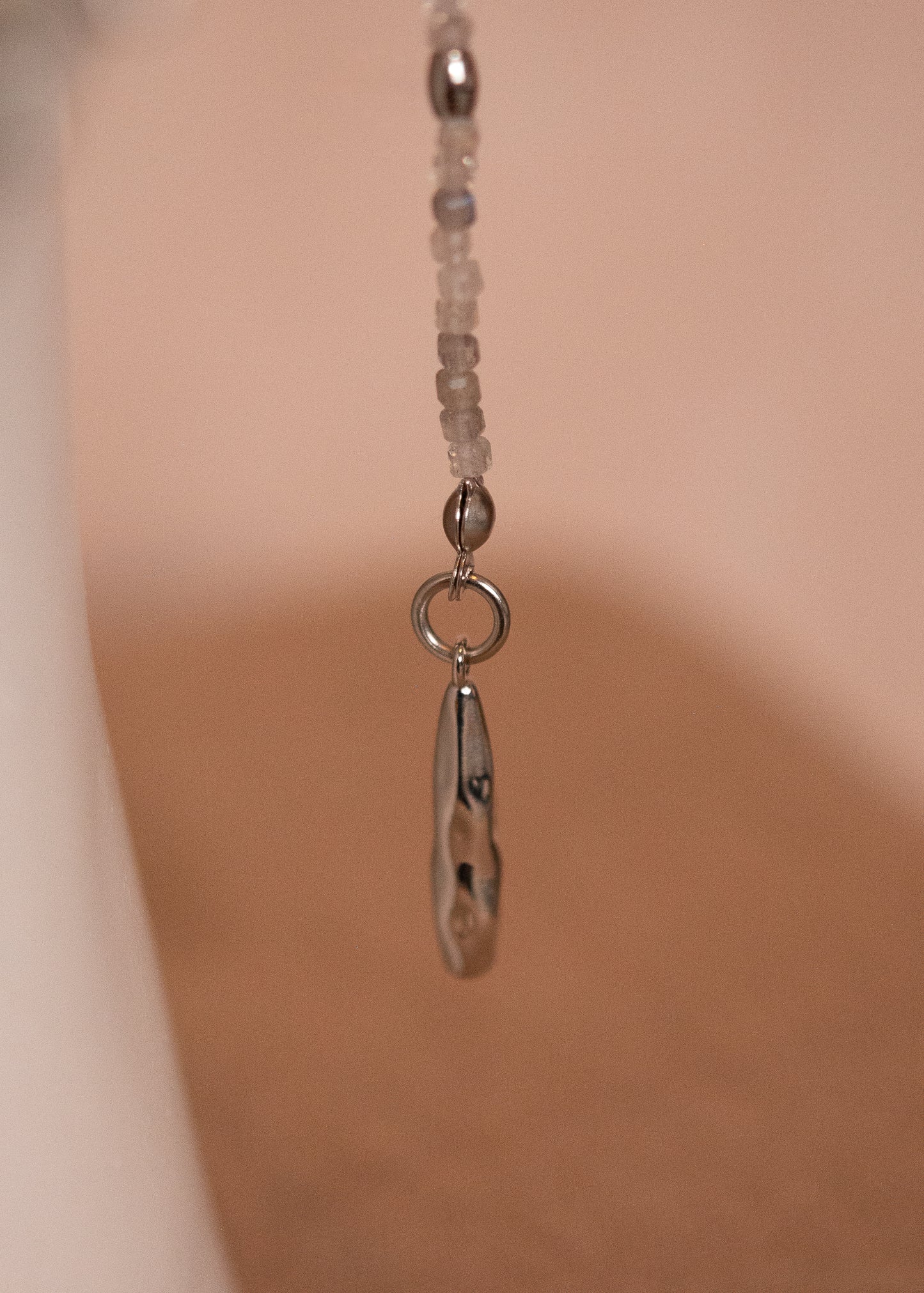 Chaîne de visage en labradorite et péridot avec gouttes argentées acier inoxydable. Bijou mystique pour look céleste, festival ou costume fantasy.