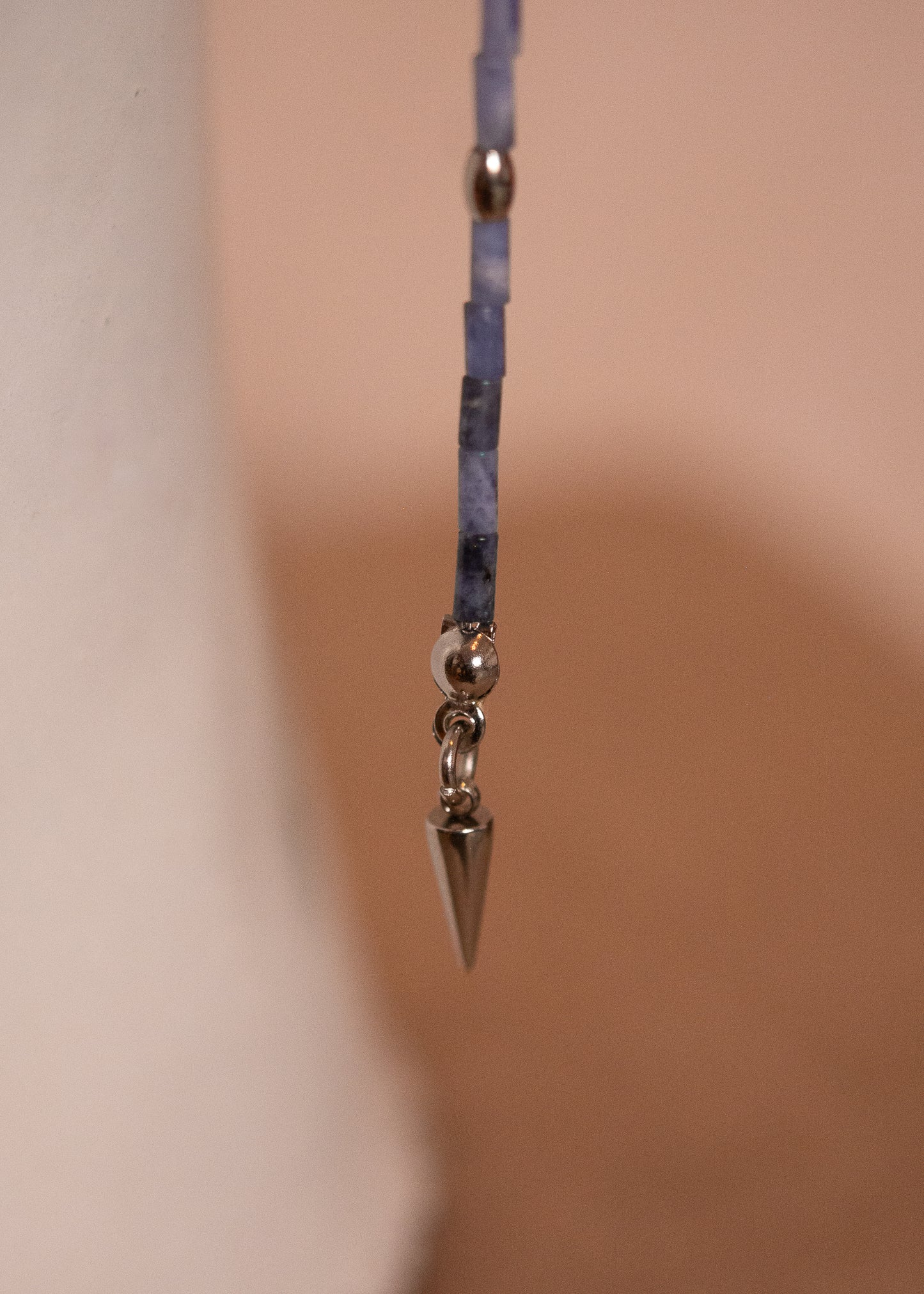 Chaîne de visage en sodalite avec zircon serti et piques acier. Bijou facial sculptural et affirmé, idéal pour look goth, nordique ou alternatif.