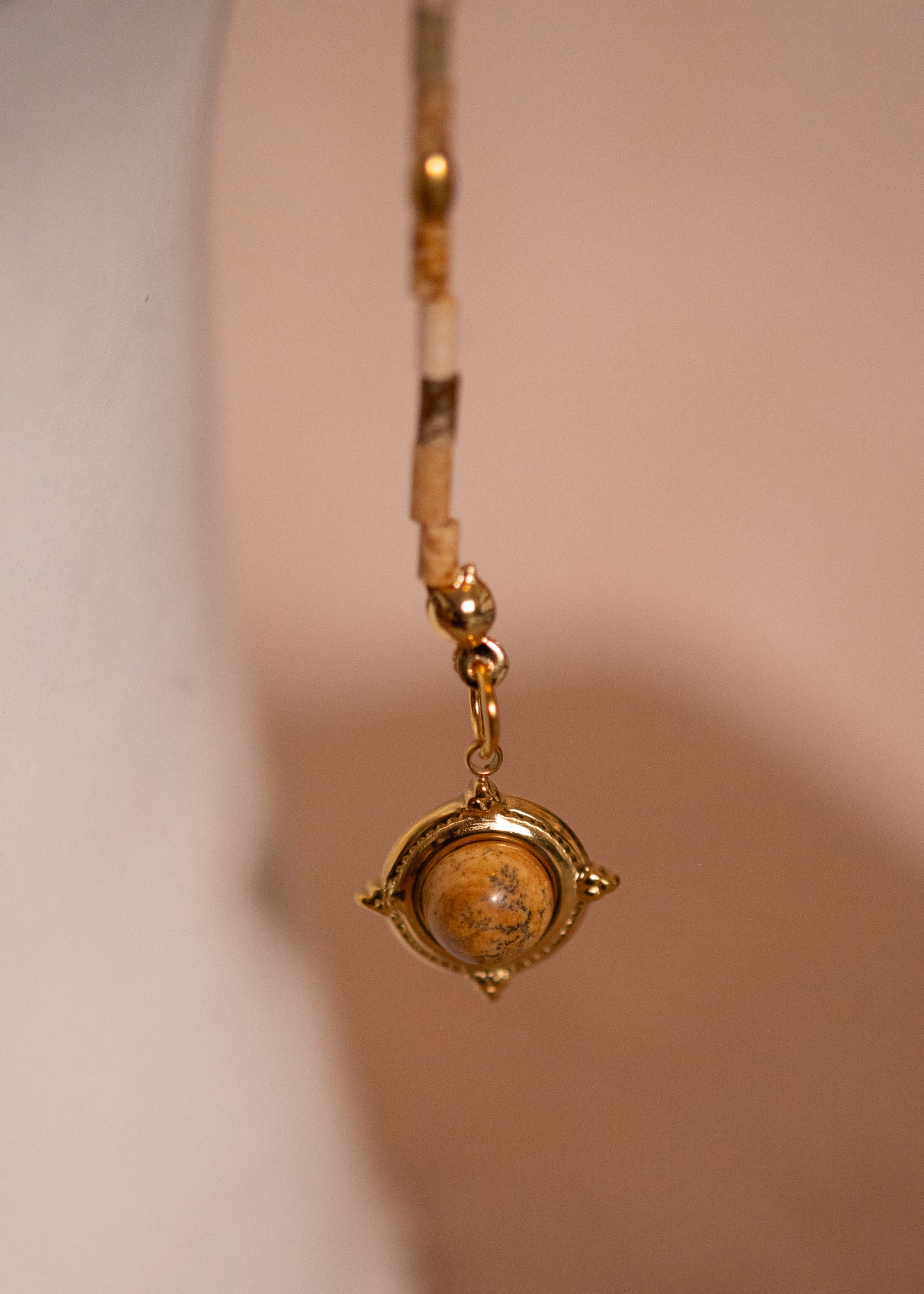 Chaîne de visage dorée en jaspe paysage avec pampilles étoile et zircon. Bijou céleste inspiré des mythes anciens, idéal pour look solaire et bohème.