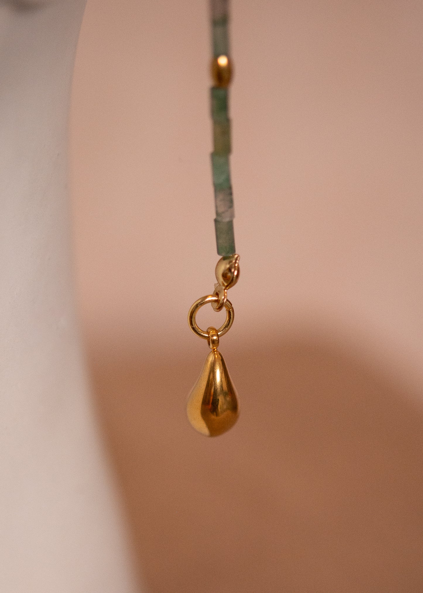 Bijou facial en agate mousse avec oiseaux dorés et gouttes. Chaîne de visage dorée inspirée de l’Égypte antique, idéale pour festivals et costumes solaires.