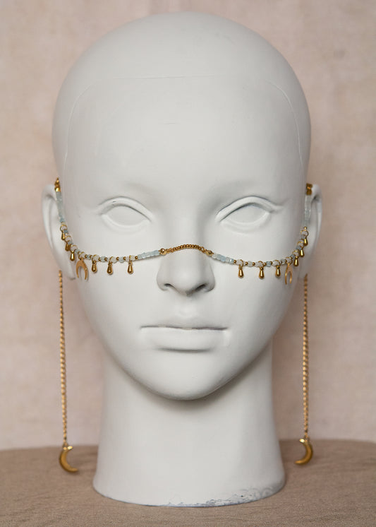 Chaîne de visage en acier inoxydable plaqué or, aigue-marine, perles nacrées, charms lune. Fait main à Montréal. Bijou facial festival, photoshoot, costume. Bijou céleste boho doré.