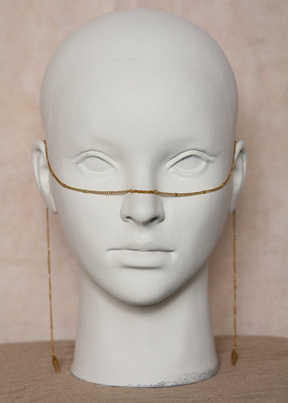 Chaîne de visage en acier inoxydable plaqué or, design épuré, pendentifs pique. Fait main à Montréal. Bijou facial minimaliste et délicat pour festival, photoshoot, performance. Bijou doré alternatif.