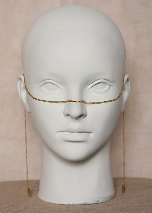 Chaîne de visage en acier inoxydable plaqué or, design épuré, pendentifs pique. Fait main à Montréal. Bijou facial minimaliste et délicat pour festival, photoshoot, performance. Bijou doré alternatif.