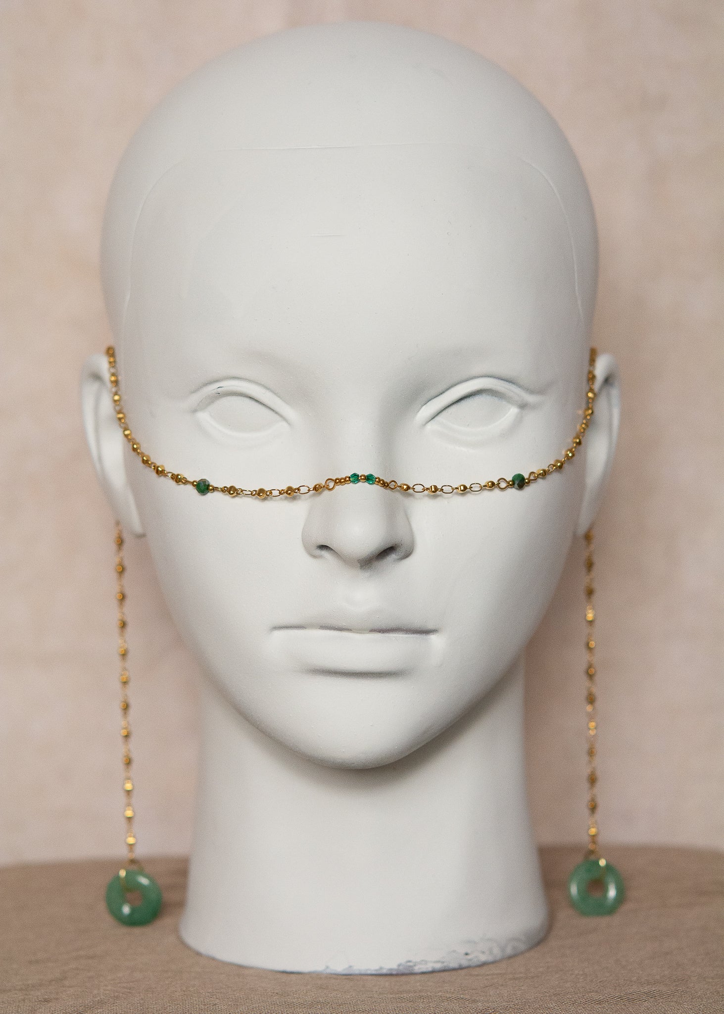 Chaîne de visage en acier inoxydable plaqué or et disques de pierre d'aventurine. Fait main à Montréal. Bijou facial festival, photoshoot, boho. Bijou doré tribal alternatif.