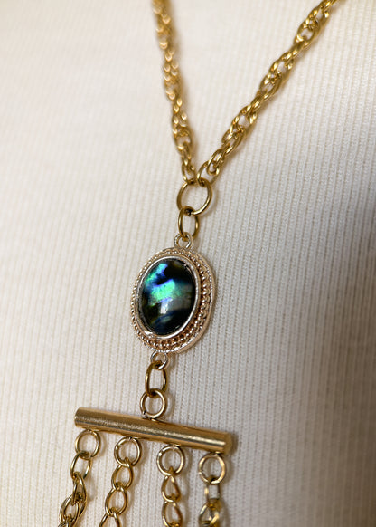Chaîne de corps en acier inoxydable plaqué or, labradorite, design buste et hanches. Fait main à Montréal. Bijou de corps festival, performance, photoshoot. Bijou alternatif boho doré.