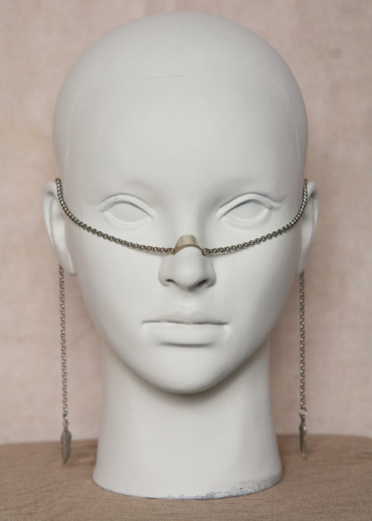 Chaîne de visage en acier inoxydable, bridge large brossé en argent sterling 925, pendentifs plumes. Fait main à Montréal. Bijou facial festival, photoshoot, costume. Bijou alternatif boho tribal.