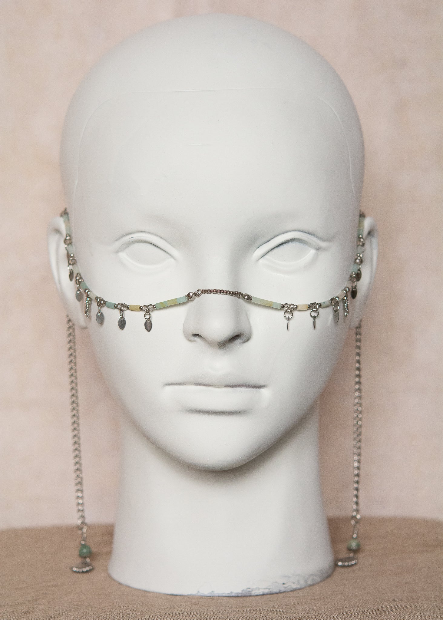 Chaîne de visage en acier inoxydable, amazonite, charms coquillage et disques. Fait main à Montréal. Bijou facial festival, photoshoot, costume. Bijou boho tribal argenté.