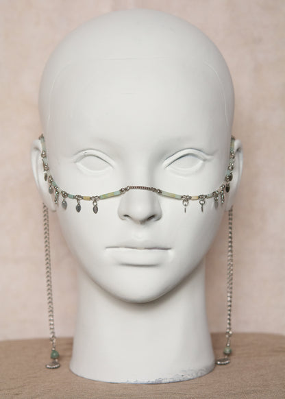 Chaîne de visage en acier inoxydable, amazonite, charms coquillage et disques. Fait main à Montréal. Bijou facial festival, photoshoot, costume. Bijou boho tribal argenté.