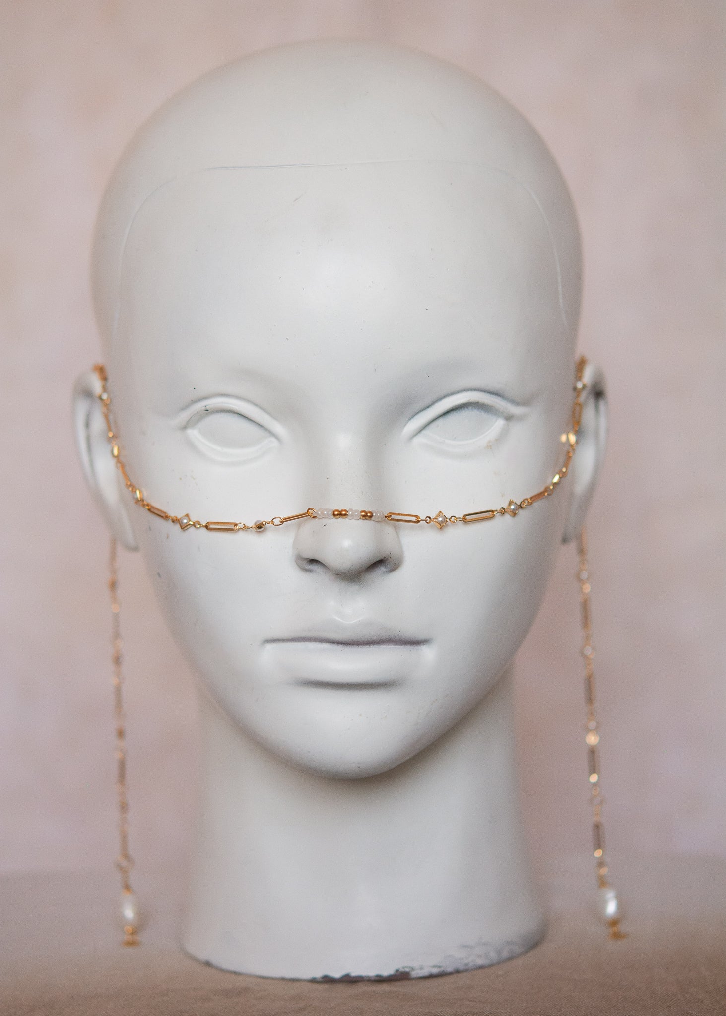 Chaîne de visage dorée avec perles nacrées et perles d’eau douce. Bijou facial mystique, bijou costume, festival, performance de scène.