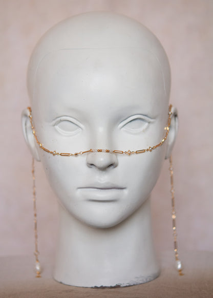 Chaîne de visage dorée avec perles nacrées et perles d’eau douce. Bijou facial mystique, bijou costume, festival, performance de scène.