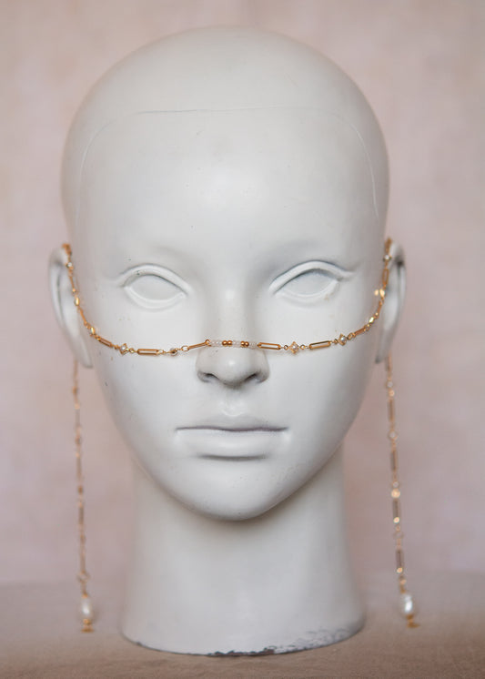 Chaîne de visage dorée avec perles nacrées et perles d’eau douce. Bijou facial mystique, bijou costume, festival, performance de scène.