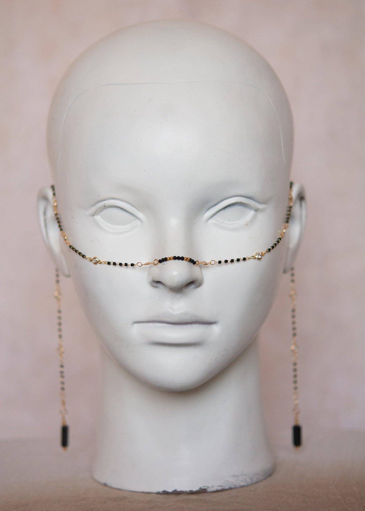 Bijou facial plaqué or avec agate noire rectangulaire et cristaux. Chaîne de visage mystique et protectrice, style goth alchimique.