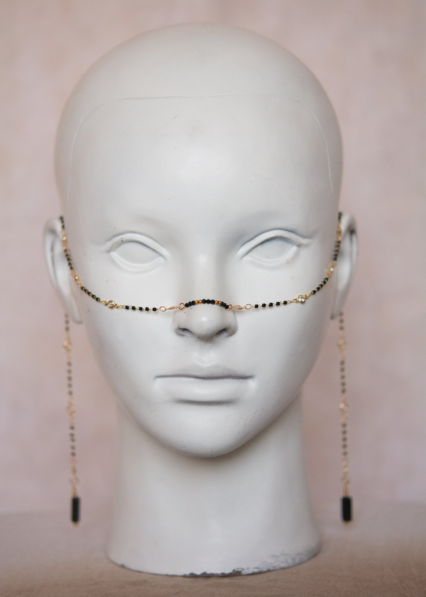 Bijou facial plaqué or avec agate noire rectangulaire et cristaux. Chaîne de visage mystique et protectrice, style goth alchimique.