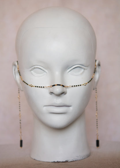 Bijou facial plaqué or avec agate noire rectangulaire et cristaux. Chaîne de visage mystique et protectrice, style goth alchimique.