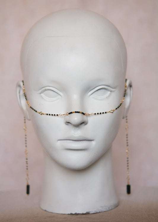 Bijou facial plaqué or avec agate noire rectangulaire et cristaux. Chaîne de visage mystique et protectrice, style goth alchimique.