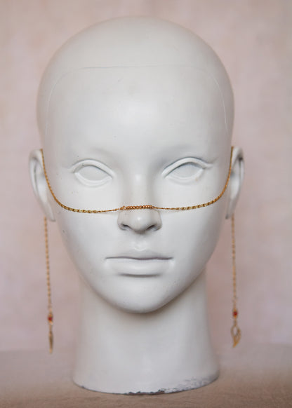 Bijou facial doré délicat avec agate orange rayée et aile en acier. Chaîne de visage solaire inspirée de l’étoile du matin. Bijou festival, costume, photoshoot.