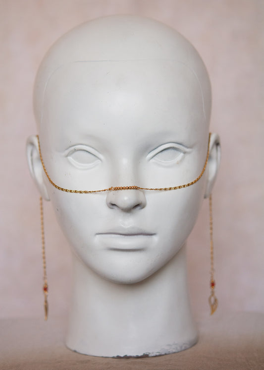 Bijou facial doré délicat avec agate orange rayée et aile en acier. Chaîne de visage solaire inspirée de l’étoile du matin. Bijou festival, costume, photoshoot.