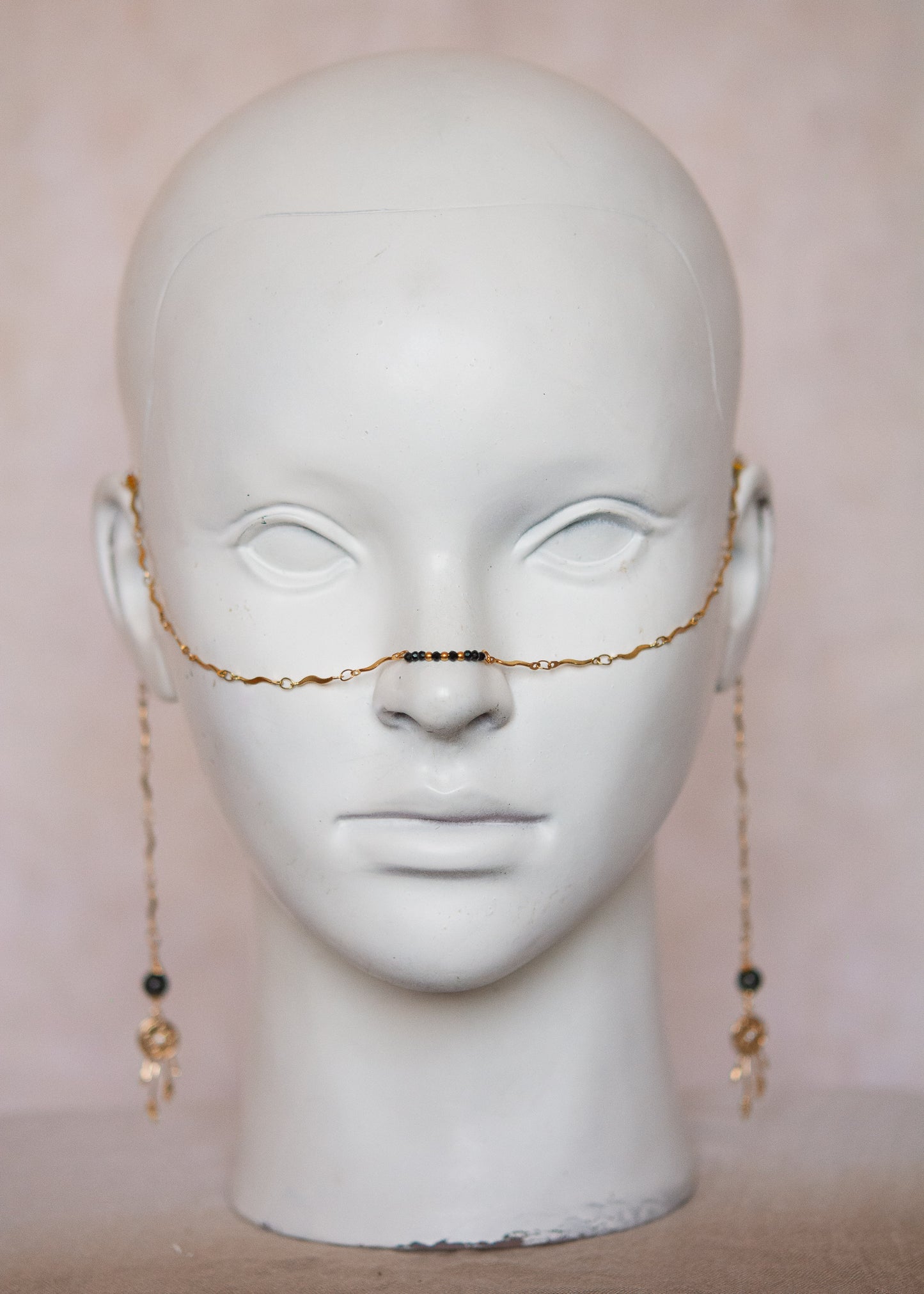 Bijou facial doré avec attrape-rêve, agate noire et cristaux. Accessoire festival, costume mystique, rituel, photoshoot.