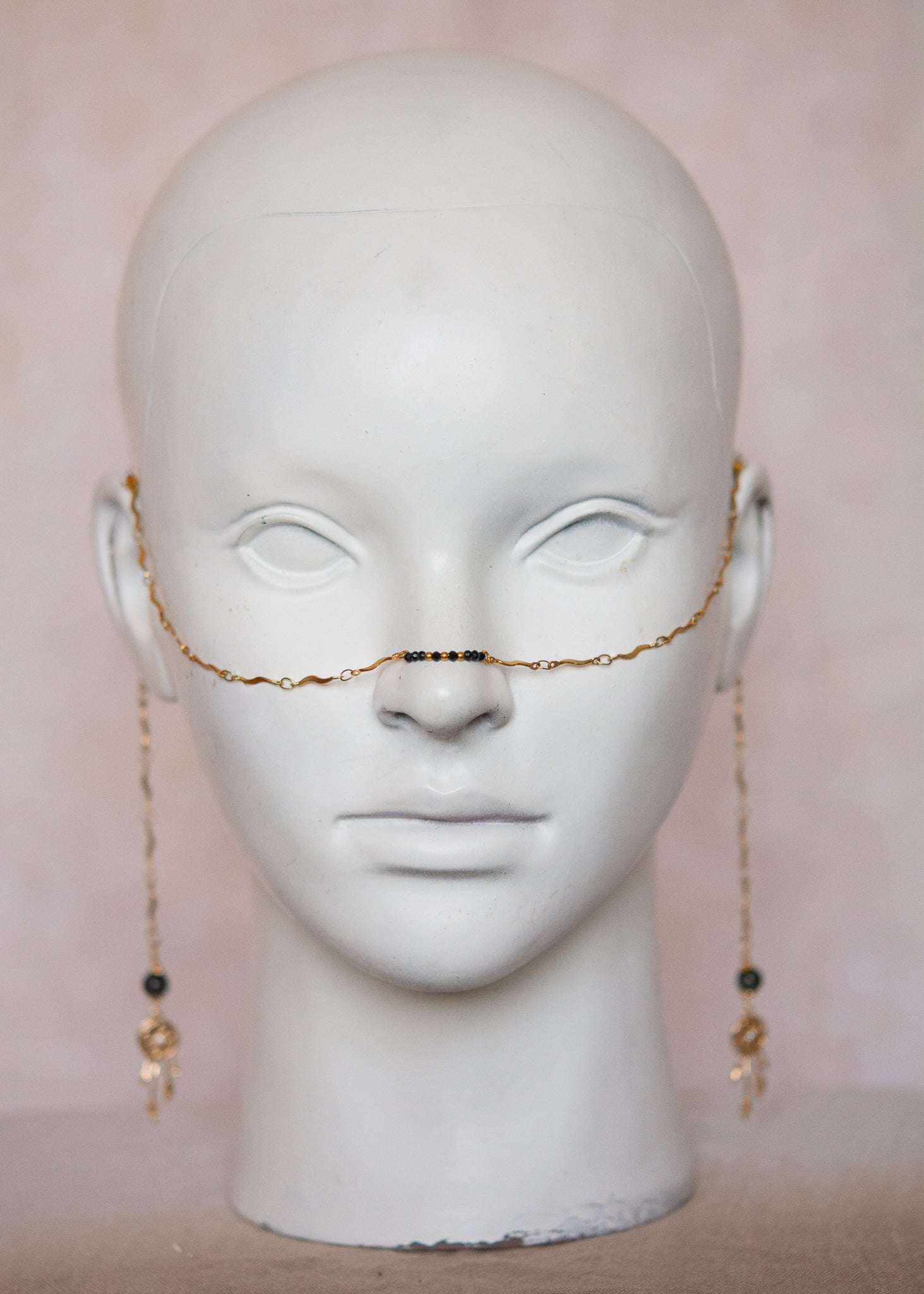 Bijou facial doré avec attrape-rêve, agate noire et cristaux. Accessoire festival, costume mystique, rituel, photoshoot.