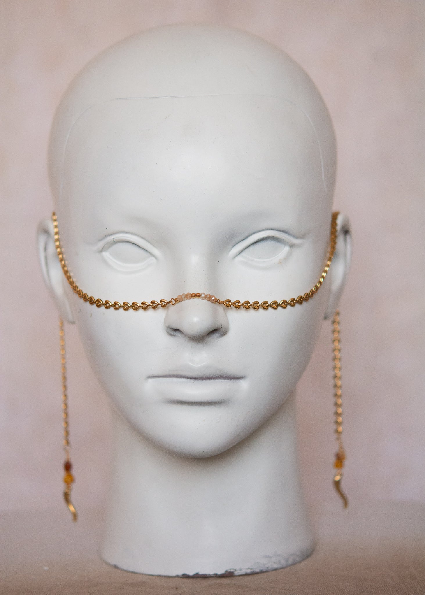 Bijou facial doré avec ambre, cristaux rosés et cornes. Accessoire festival, rituel solaire, costume tribal, photoshoot mystique.