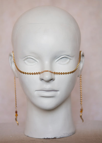 Bijou facial doré avec ambre, cristaux rosés et cornes. Accessoire festival, rituel solaire, costume tribal, photoshoot mystique.