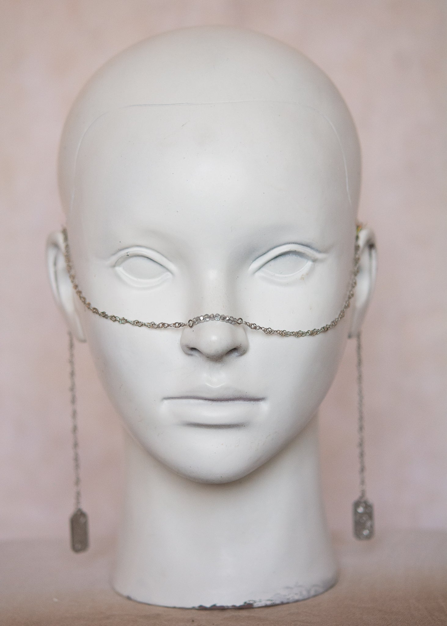 Bijou facial argenté acier inoxydable avec cristaux et cartes de tarot. Accessoire mystique, costume, oracle moderne, festival ou photoshoot rituel.