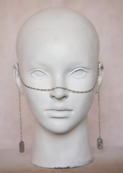 Bijou facial argenté acier inoxydable avec cristaux et cartes de tarot. Accessoire mystique, costume, oracle moderne, festival ou photoshoot rituel.