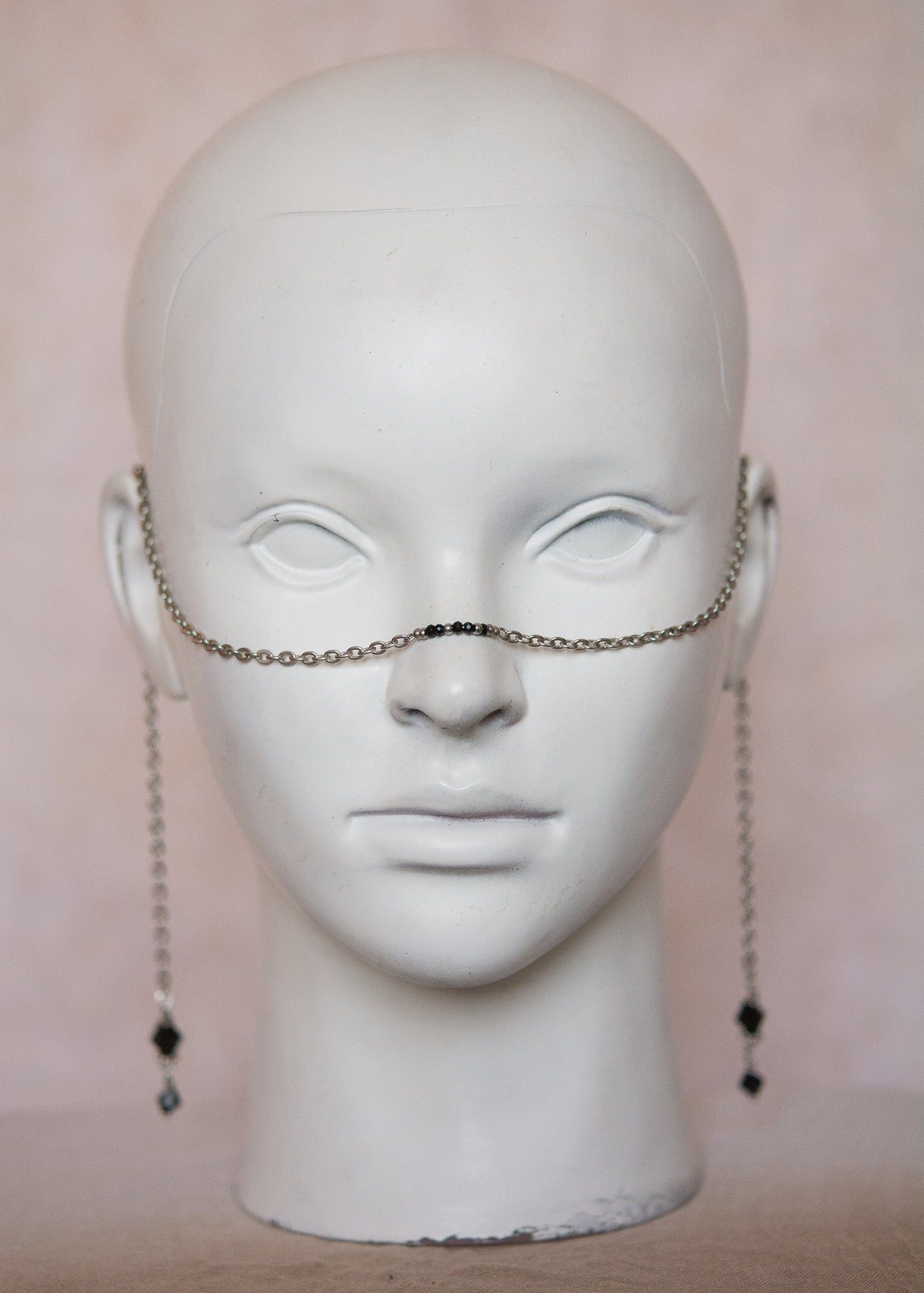 Bijou facial noir et argent avec cristaux facettés. Style gothique, mystique, rituel, costume ou accessoire photoshoot.