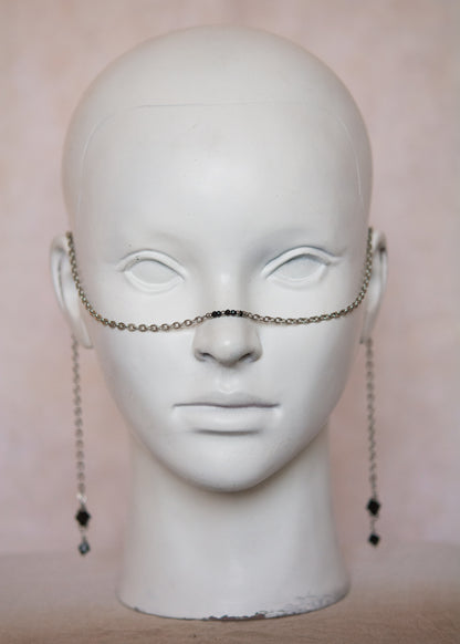 Bijou facial noir et argent avec cristaux facettés. Style gothique, mystique, rituel, costume ou accessoire photoshoot.