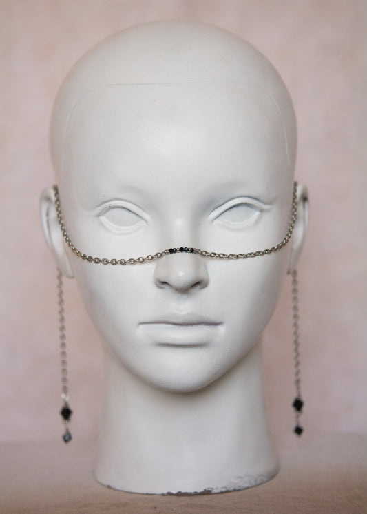 Bijou facial noir et argent avec cristaux facettés. Style gothique, mystique, rituel, costume ou accessoire photoshoot.