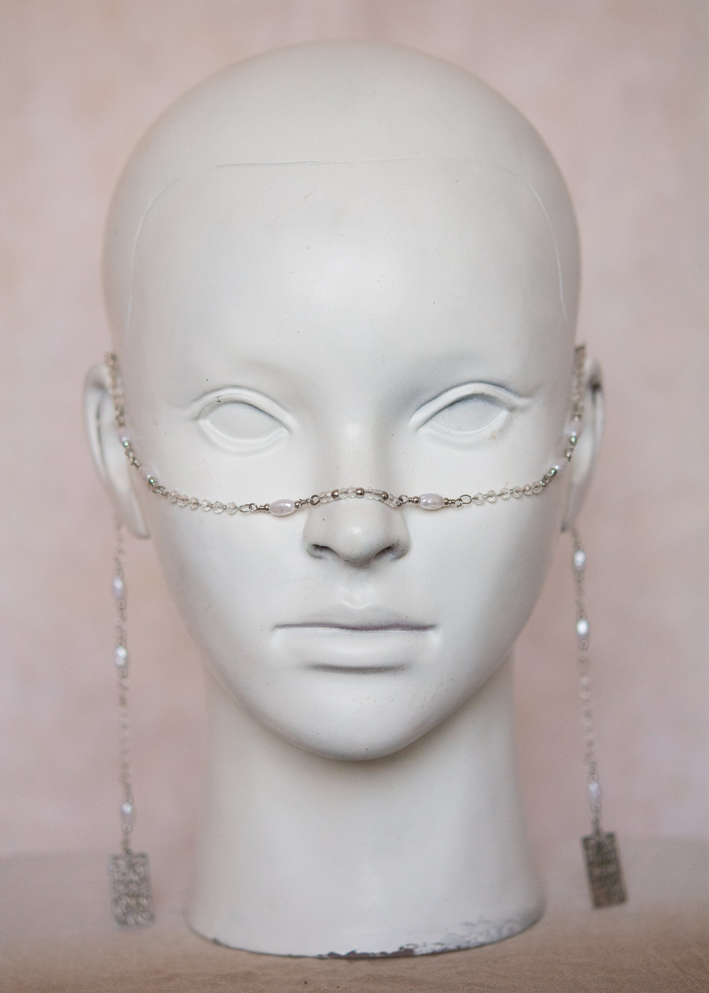 Bijou facial léger en aluminium, perles et breloques géométriques. Accessoire festival, costume, danse, rituel ou photoshoot oriental.