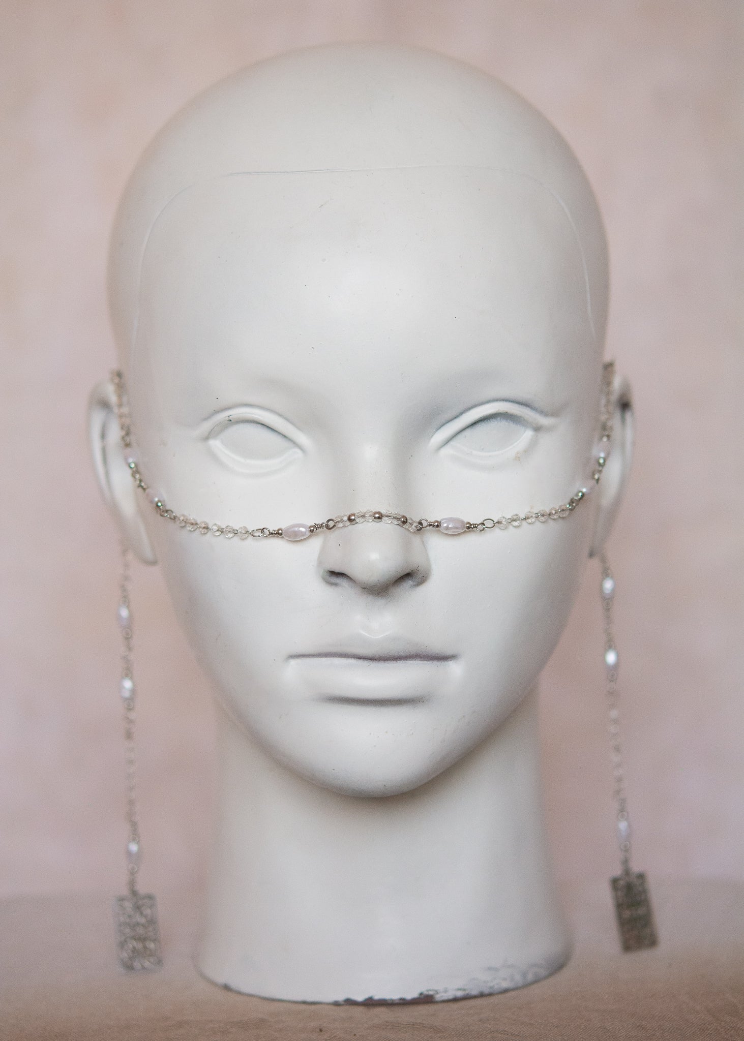 Bijou facial léger en aluminium, perles et breloques géométriques. Accessoire festival, costume, danse, rituel ou photoshoot oriental.