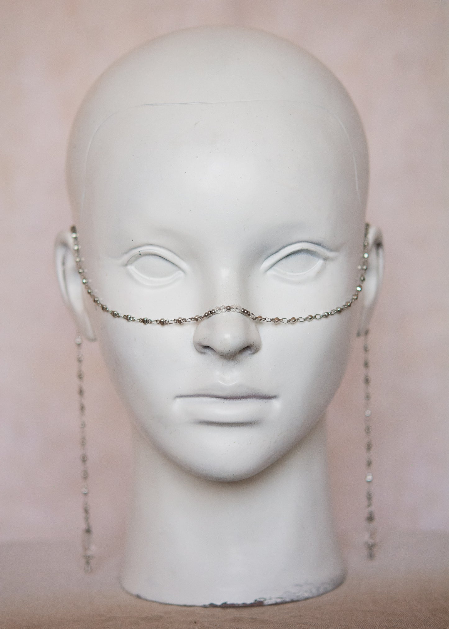 Bijou facial argenté avec cristaux et gouttes d’eau. Accessoire mystique, clair, pour festival, costume ou rituel intuitif.