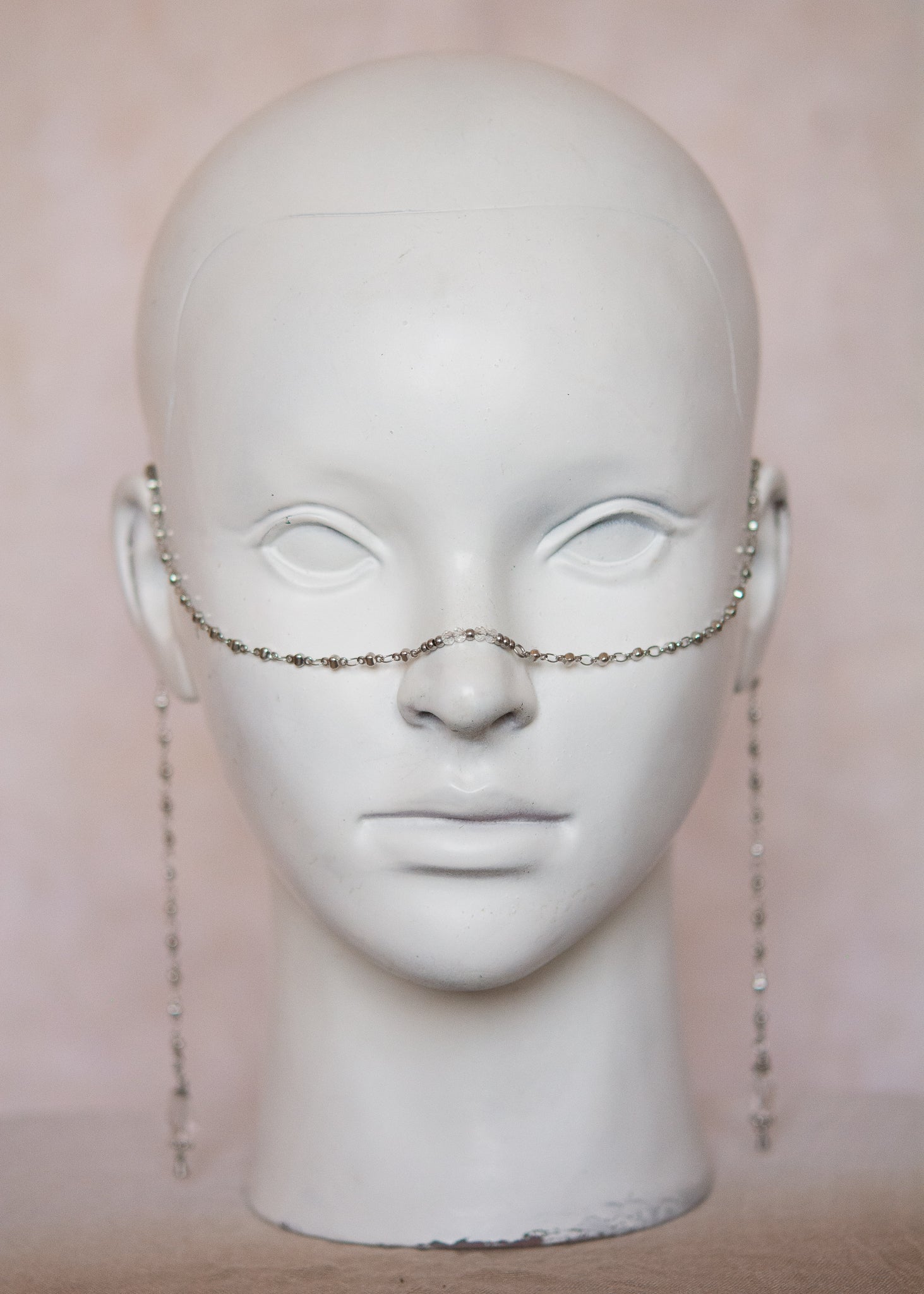 Bijou facial argenté avec cristaux et gouttes d’eau. Accessoire mystique, clair, pour festival, costume ou rituel intuitif.