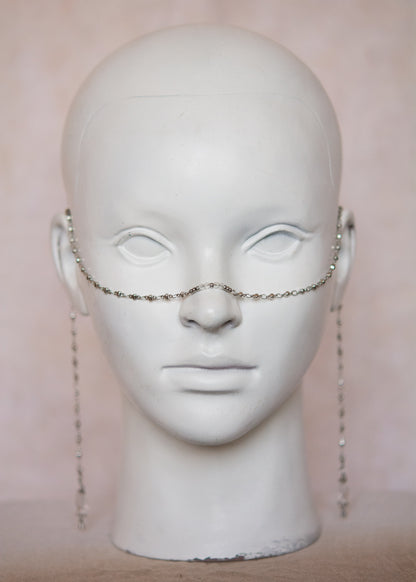 Bijou facial argenté avec cristaux et gouttes d’eau. Accessoire mystique, clair, pour festival, costume ou rituel intuitif.