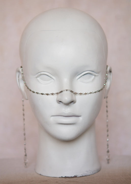 Bijou facial argenté avec cristaux et gouttes d’eau. Accessoire mystique, clair, pour festival, costume ou rituel intuitif.