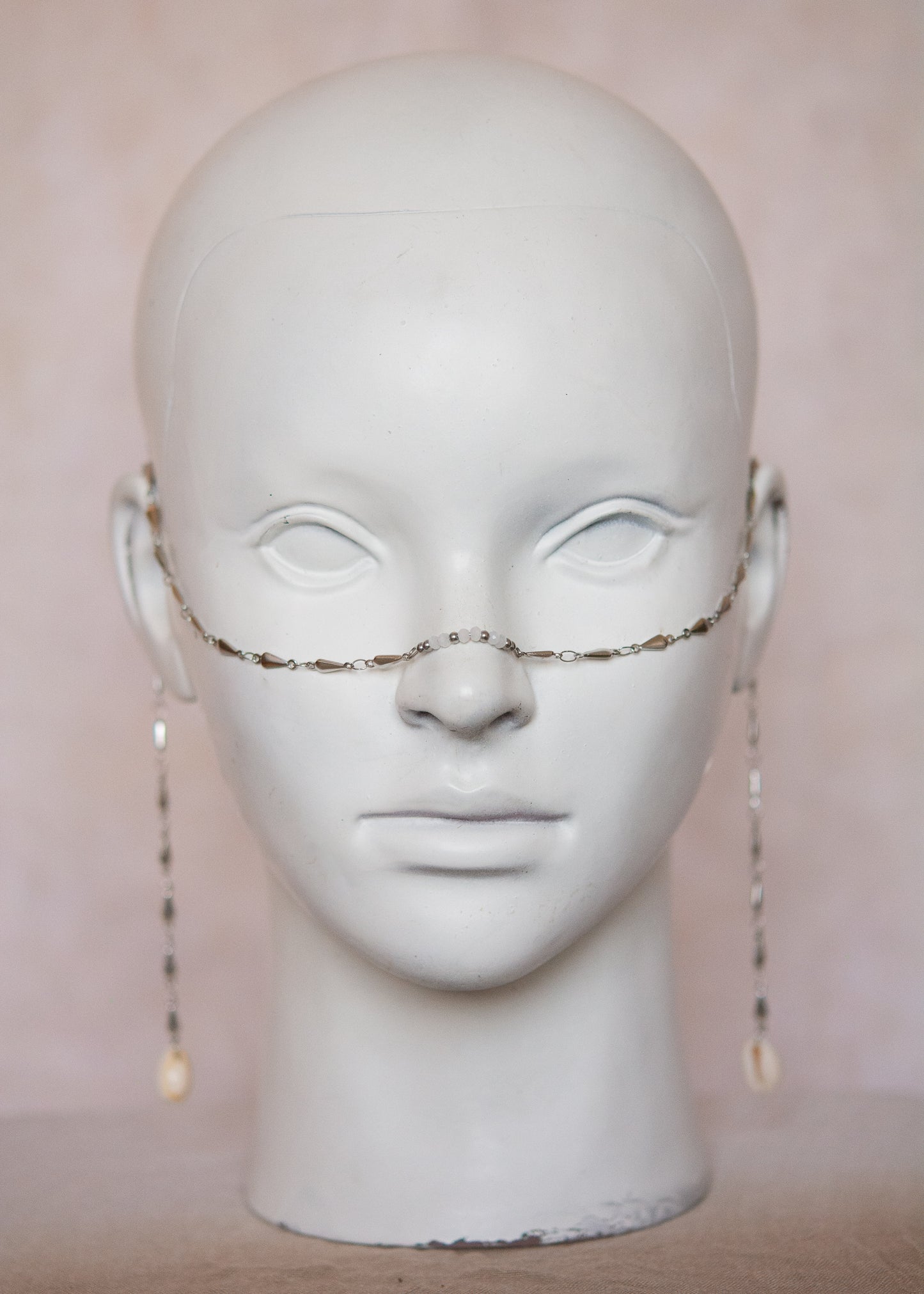 Bijou facial géométrique avec coquillages. Accessoire mystique marin, festival, costume, rituel ou photoshoot.