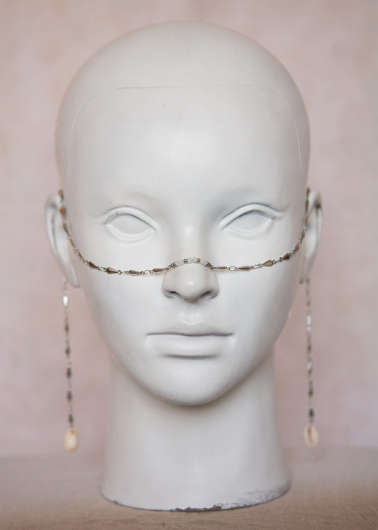 Bijou facial géométrique avec coquillages. Accessoire mystique marin, festival, costume, rituel ou photoshoot.