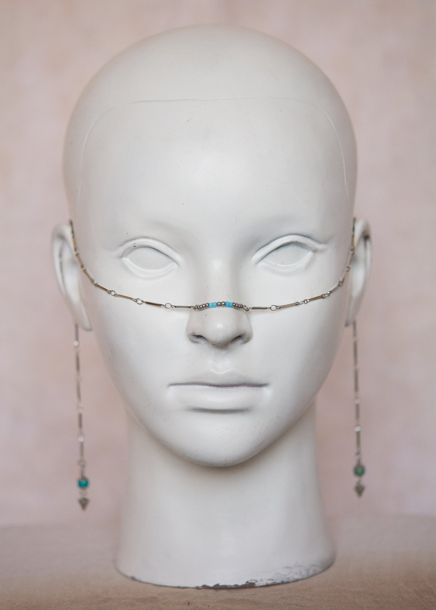 Bijou facial en acier inoxydable avec perles bleues et jaspe. Accessoire rituel, mystique, festival, costume ou shoot ésotérique.