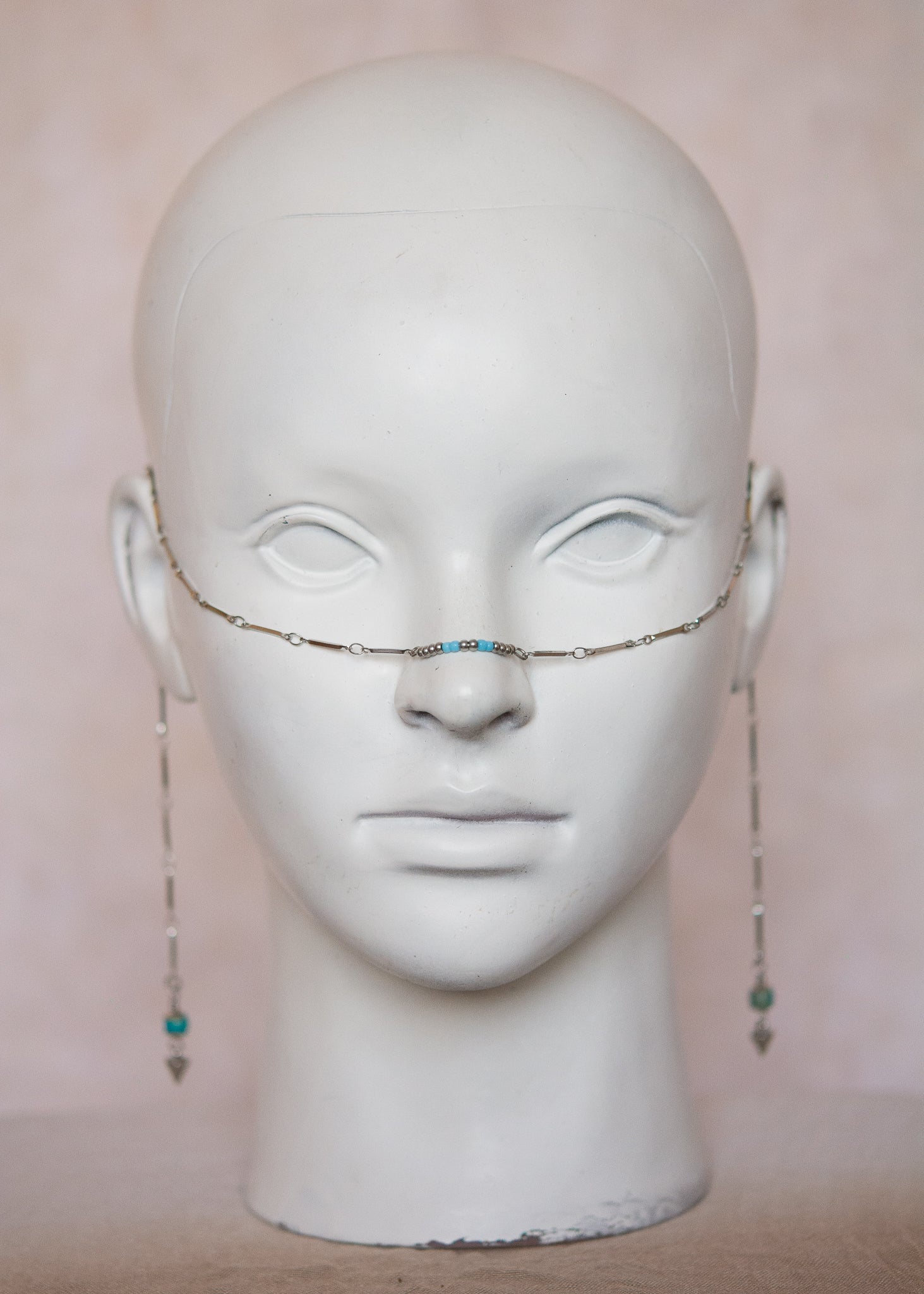 Bijou facial en acier inoxydable avec perles bleues et jaspe. Accessoire rituel, mystique, festival, costume ou shoot ésotérique.