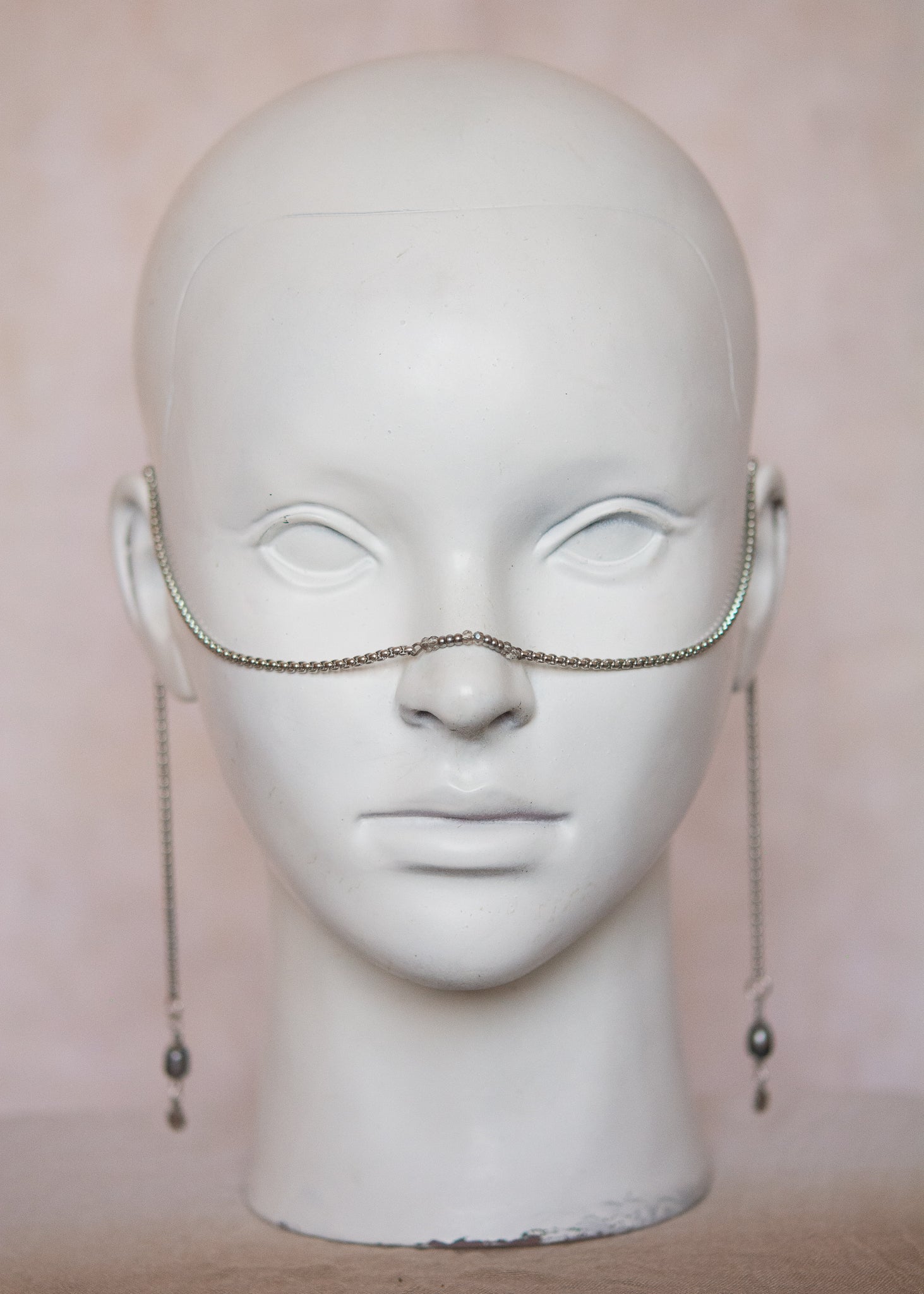 Bijou facial en acier inoxydable avec perles d'eau douce noires. Accessoire mystique, nocturne, rituel, costume ou shoot ésotérique. Bijou alternatif.