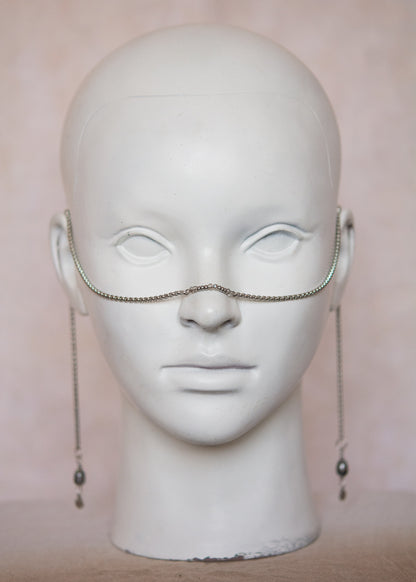 Bijou facial en acier inoxydable avec perles d'eau douce noires. Accessoire mystique, nocturne, rituel, costume ou shoot ésotérique. Bijou alternatif.