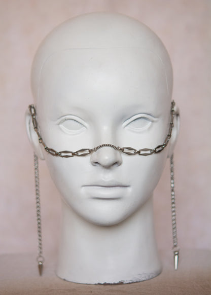 Bijou facial robuste en acier. Style guerrier, rituel, costume, festival ou photoshoot.